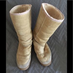 Emu Ridge Brand. Suede/ faux shearling boots.